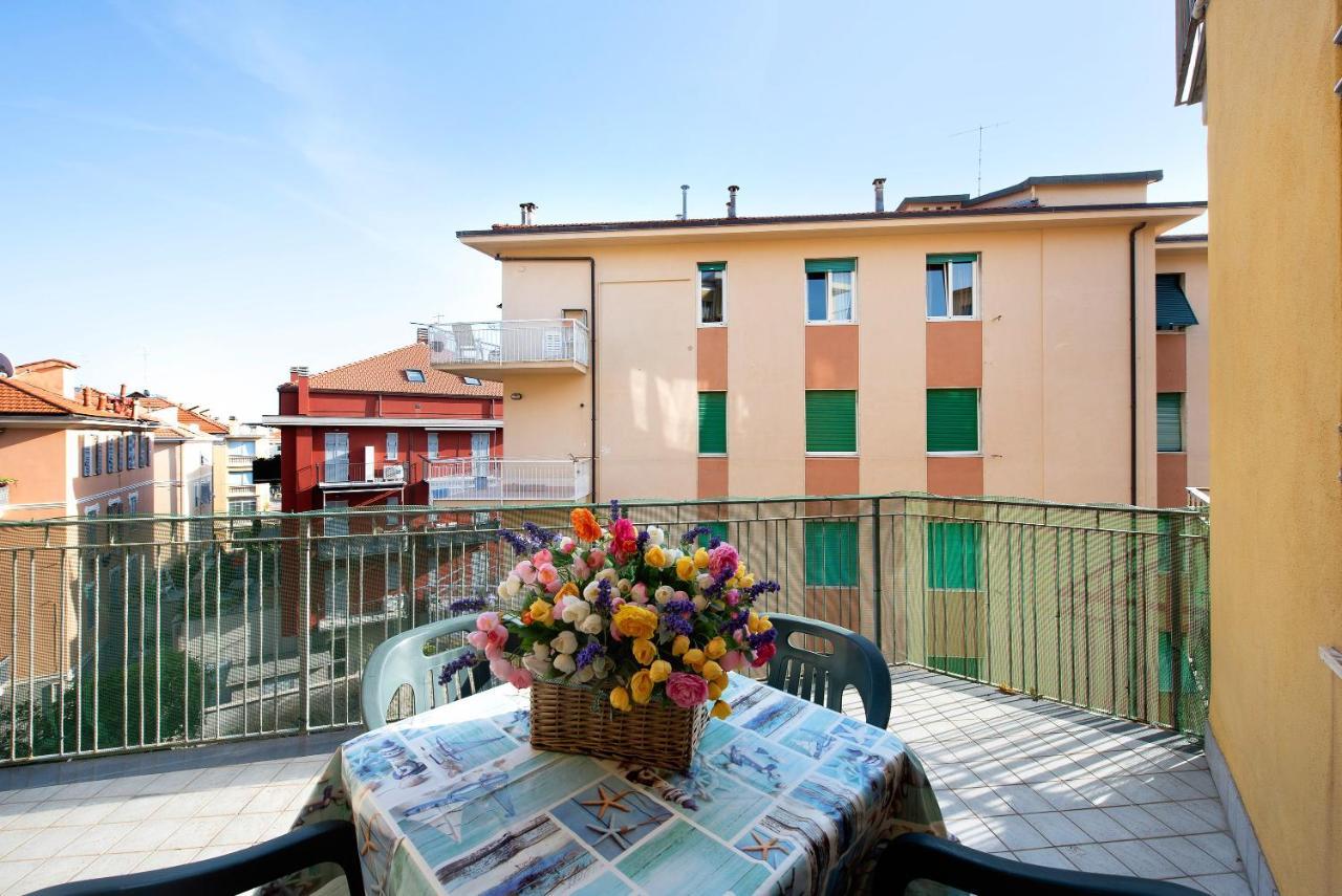 Trilocale Mazzini Con 2 Balconi Appartement Varazze Buitenkant foto